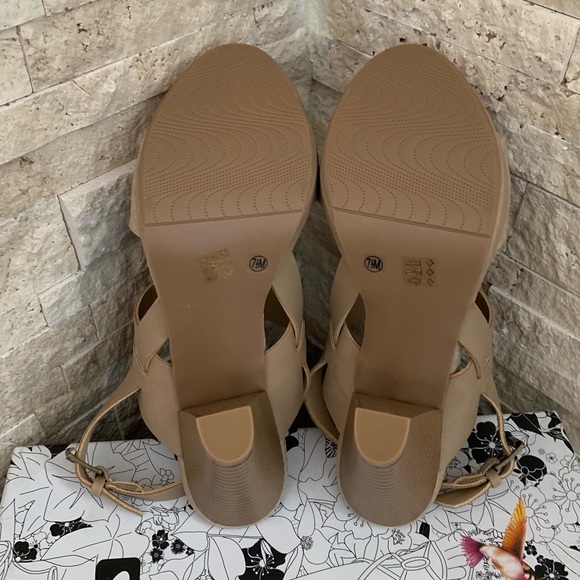 🍀CL BY LAUNDRY WORTHY PLATFORM SANDAL🍀 - Picture 7 of 8